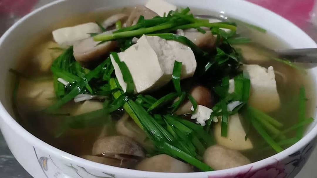 Nấu canh hẹ và nấm vào ngư